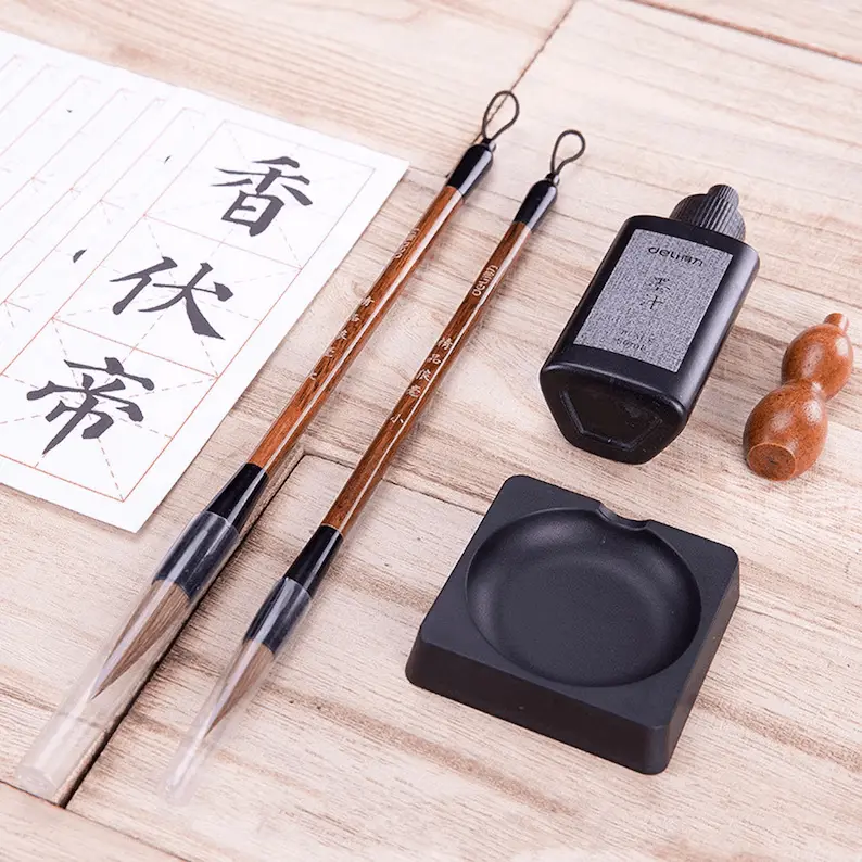 Set de caligrafía china tradicional ideal para principiantes y expertos. Incluye pinceles de bambú, tinta negra, tintero y papeles guía con diseños caligráficos. Perfecto para practicar el arte de la escritura oriental y crear obras únicas. Materiales de alta calidad que garantizan precisión y durabilidad. Ideal para regalos o actividades artísticas y culturales.