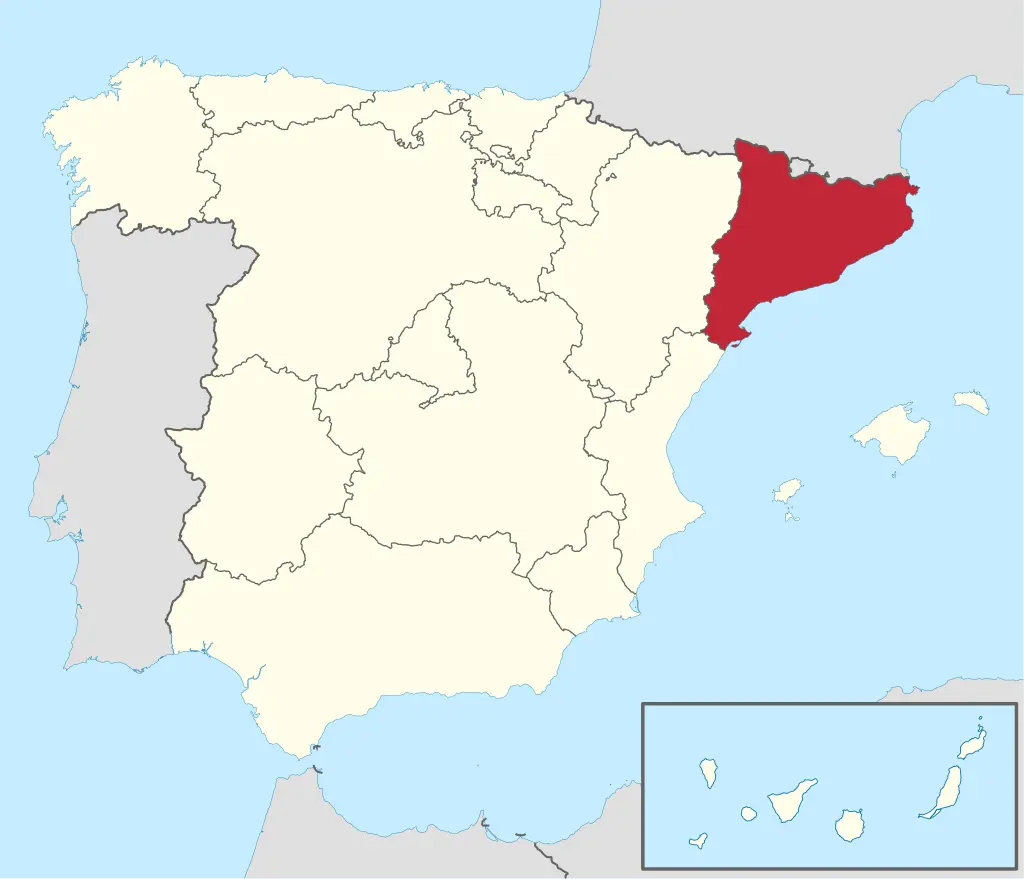 La imagen es un mapa político de España que destaca la comunidad autónoma de Cataluña en color rojo. Cataluña está situada en la esquina noreste de la península ibérica, limitando al norte con Francia y Andorra, al este con el mar Mediterráneo, al sur con la comunidad valenciana y al oeste con Aragón. El mapa también incluye una pequeña inserción en la esquina inferior derecha que muestra las Islas Baleares, las Islas Canarias, Ceuta y Melilla.  Cataluña comprende cuatro provincias: Barcelona, Tarragona, Lleida y Girona. La región es conocida por su rica cultura, historia y lengua propia, el catalán, además del español. Barcelona, la capital de Cataluña, es una de las ciudades más importantes y turísticas de España, famosa por su arquitectura modernista, en especial las obras de Antoni Gaudí como la Sagrada Familia.