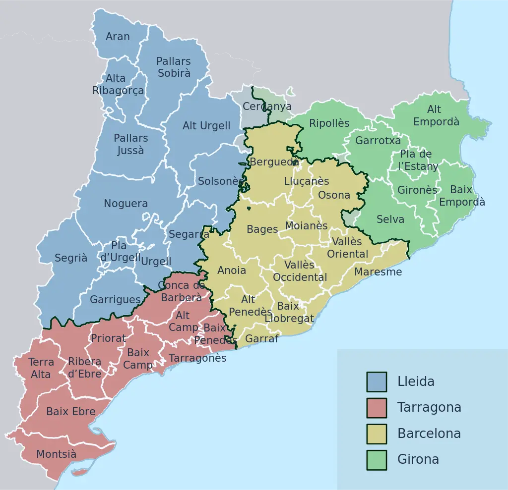 La imagen es un mapa detallado de la comunidad autónoma de Cataluña, en España, que muestra sus cuatro provincias y las respectivas comarcas dentro de cada una. Las provincias están diferenciadas por colores:  - **Lleida (color azul):** Comprende comarcas como Aran, Pallars Sobirà, Pallars Jussà, Alta Ribagorça, Alt Urgell, Solsonès, Segarra, Noguera, Pla d'Urgell, Urgell, Garrigues y Segrià.  - **Tarragona (color rojo):** Incluye comarcas como Conca de Barberà, Alt Camp, Baix Camp, Priorat, Terra Alta, Ribera d'Ebre, Baix Ebre y Montsià.  - **Barcelona (color amarillo):** Abarca comarcas como Anoia, Bages, Moianès, Osona, Berguedà, Vallès Occidental, Vallès Oriental, Maresme, Baix Llobregat, Alt Penedès y Garraf.  - **Girona (color verde):** Contiene comarcas como Alt Empordà, Baix Empordà, Gironès, Pla de l'Estany, Selva, Garrotxa y Ripollès.  Cada comarca está etiquetada con su nombre, y las fronteras provinciales están claramente delineadas, facilitando la identificación de las diferentes regiones dentro de Cataluña. Este mapa proporciona una visión detallada de la división territorial de la comunidad autónoma.