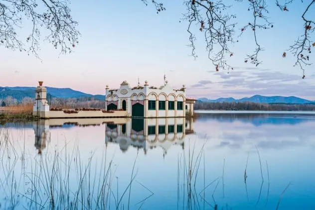 Descubre el encanto del Lago de Banyoles, un paraje natural en Girona perfecto para amantes de la tranquilidad y la belleza paisajística. Este icónico lago, rodeado de naturaleza, ofrece actividades como paseos en barca, senderismo y ciclismo. Con su famosa 'pesquera', es un lugar ideal para disfrutar del turismo sostenible y la fotografía en un entorno único.