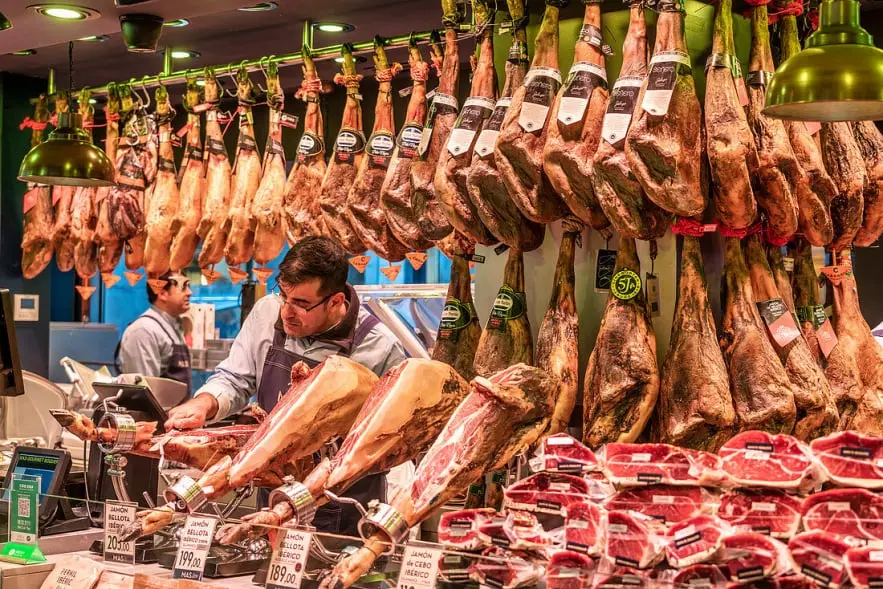 Descubre el arte del jamón ibérico en los mercados de España. Este producto gourmet, conocido por su sabor y calidad, es un símbolo de la gastronomía española. Desde jamones de bellota hasta cortes seleccionados, los puestos tradicionales ofrecen una experiencia única para los amantes de la buena comida. Disfruta de la tradición y excelencia culinaria.