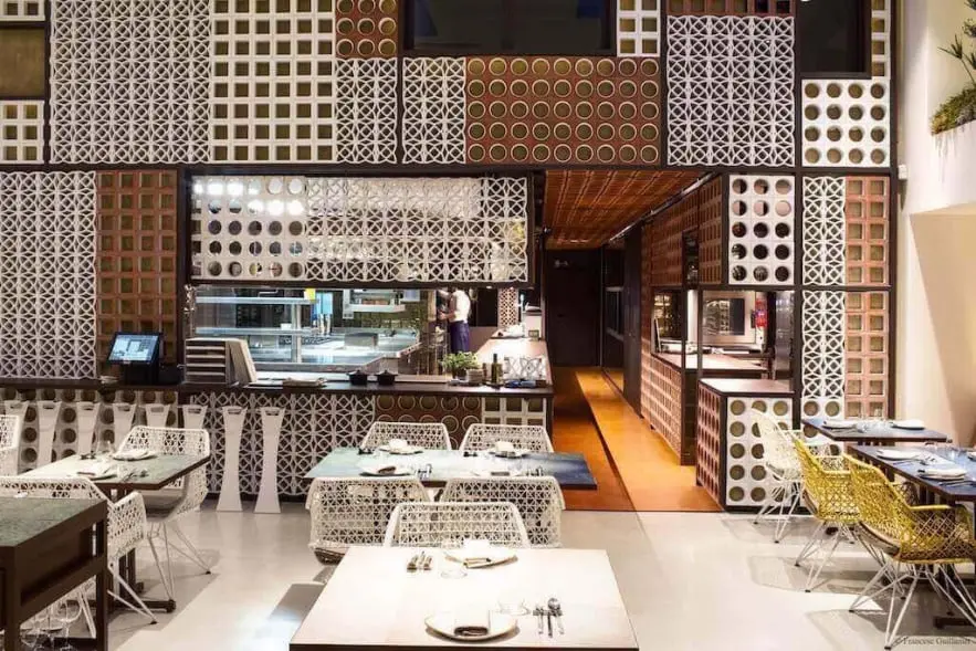 Descubre la elegancia del diseño en restaurantes modernos, donde la arquitectura y la gastronomía se fusionan. Este espacio destaca por su decoración contemporánea, con patrones geométricos únicos y un ambiente acogedor. Perfecto para disfrutar de una experiencia culinaria inolvidable en un entorno visualmente impactante. Ideal para los amantes del diseño y la buena comida.