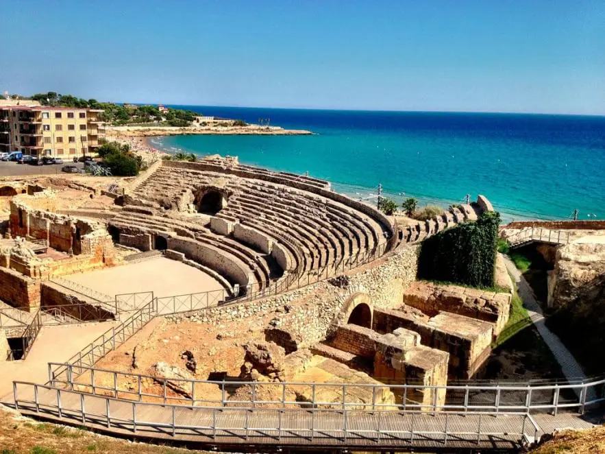 Descubre el espectacular anfiteatro romano de Tarragona, una joya histórica frente al mar Mediterráneo. Este icónico lugar, patrimonio de la humanidad, combina la riqueza arqueológica con unas vistas impresionantes. Perfecto para los amantes de la historia y el turismo cultural. Vive la experiencia única de explorar ruinas romanas en un entorno privilegiado de sol y playa.