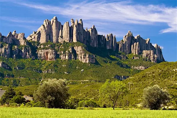 Explora la majestuosa montaña de Montserrat, un emblema natural de Cataluña con formaciones rocosas únicas y paisajes impresionantes. Este destino es ideal para amantes del senderismo y la espiritualidad, ya que alberga el famoso monasterio de Montserrat. Descubre su belleza natural y vive una experiencia inolvidable en el corazón de este icono geológico y cultural de España.