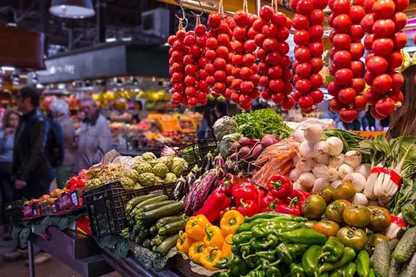 Sumérgete en el vibrante ambiente del mercado de La Boqueria, un icono gastronómico de Barcelona. Descubre una explosión de colores y sabores con productos frescos como verduras, frutas y especias. Perfecto para amantes de la cocina y el turismo cultural. Experimenta la esencia mediterránea en este famoso mercado ubicado en el corazón de Las Ramblas.