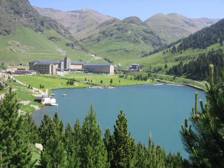 Descubre el majestuoso Valle de Núria, un paraíso natural en el corazón de los Pirineos. Este idílico destino ofrece paisajes alpinos únicos, un lago cristalino y un santuario emblemático. Ideal para familias, amantes del senderismo y actividades al aire libre. Disfruta de la tranquilidad, la naturaleza y la espiritualidad en este rincón único de Cataluña.