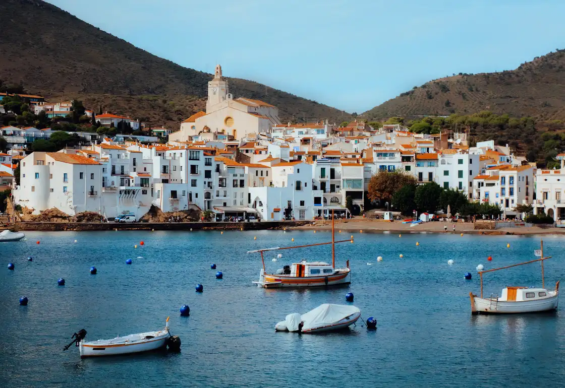 Descubre la belleza de Cadaqués, un pintoresco pueblo costero en la Costa Brava. Con sus casas blancas, aguas cristalinas y un ambiente artístico único, este destino es ideal para amantes de la tranquilidad y la cultura. Conocido como inspiración de Salvador Dalí, Cadaqués combina historia, arte y paisajes mediterráneos en un entorno mágico e inolvidable.