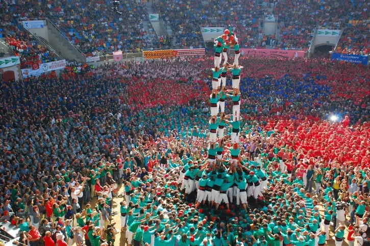 Vive la emoción de los castells, las impresionantes torres humanas de Cataluña, símbolo de tradición y trabajo en equipo. Este arte declarado Patrimonio Cultural Inmaterial de la Humanidad por la UNESCO reúne a miles de personas en eventos llenos de color y cultura. Descubre una experiencia única que combina habilidad, esfuerzo y espíritu comunitario.