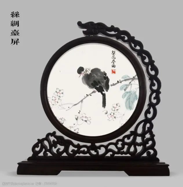 Pantalla decorativa china con pintura tradicional de un pájaro sobre una rama en un diseño circular. Montada en un elegante marco de madera tallada con intrincados detalles. Perfecta para añadir un toque artístico y cultural a cualquier espacio. Una obra que fusiona la caligrafía, la pintura y la artesanía en un objeto de decoración único y sofisticado.