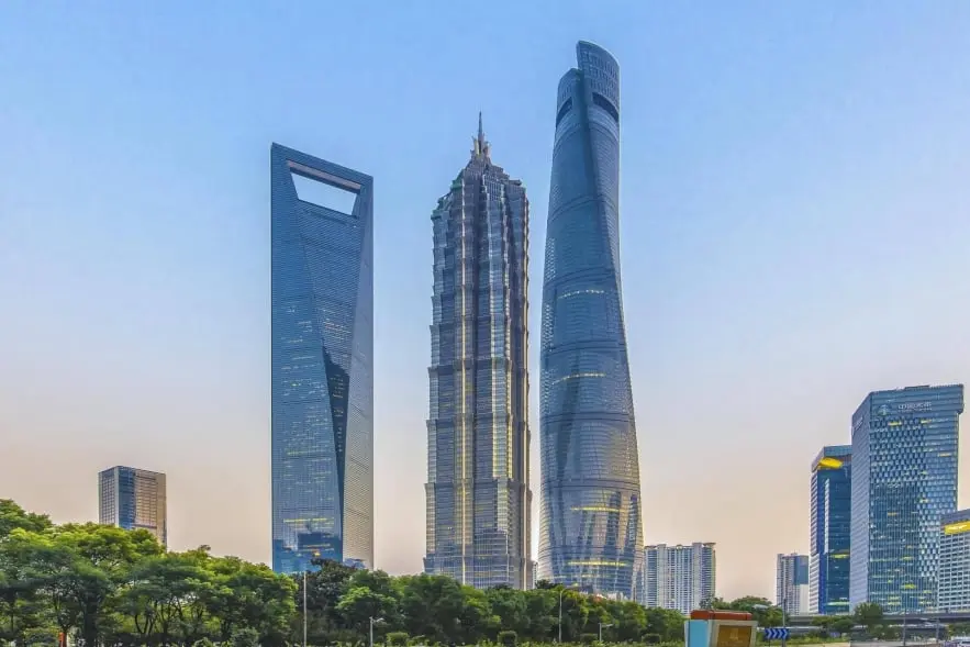 El impresionante skyline de Shanghái con el Shanghai World Financial Center, la Torre Jin Mao y la Torre de Shanghái, tres icónicos rascacielos que simbolizan la modernidad y la innovación arquitectónica de China. Situados en el distrito de Lujiazui, destacan por su diseño único y su relevancia cultural, convirtiéndose en un atractivo turístico imprescindible para los visitantes de esta vibrante metrópolis.