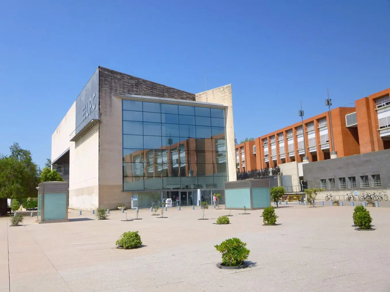 Campus de la Universidad Politécnica de Cataluña (UPC), un centro educativo moderno con arquitectura innovadora y espacios abiertos. Destaca por su excelencia académica en ingeniería, ciencias y tecnología. Ideal para estudiantes que buscan un entorno dinámico y preparado para la investigación. Su diseño refleja el compromiso con la sostenibilidad y la innovación en el ámbito universitario.