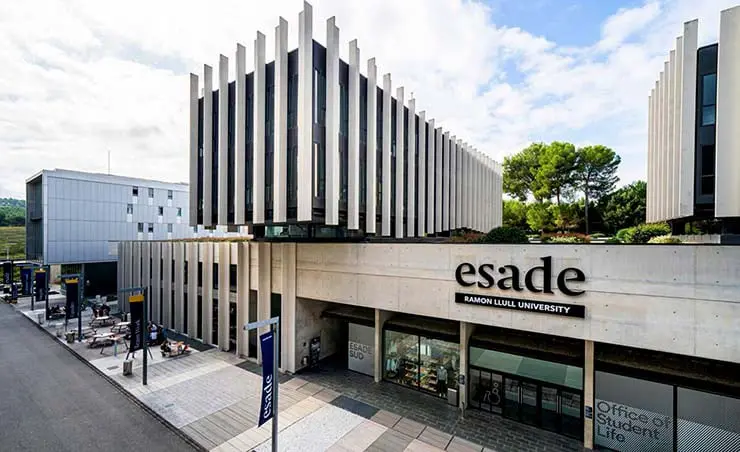 Campus de ESADE, una de las escuelas de negocios más prestigiosas del mundo, ubicada en Barcelona. Con arquitectura moderna y espacios diseñados para la innovación y el aprendizaje colaborativo, es ideal para futuros líderes. Su entorno fomenta la excelencia académica y el networking global. Perfecto para estudiantes que buscan formación de calidad en un ambiente internacional.