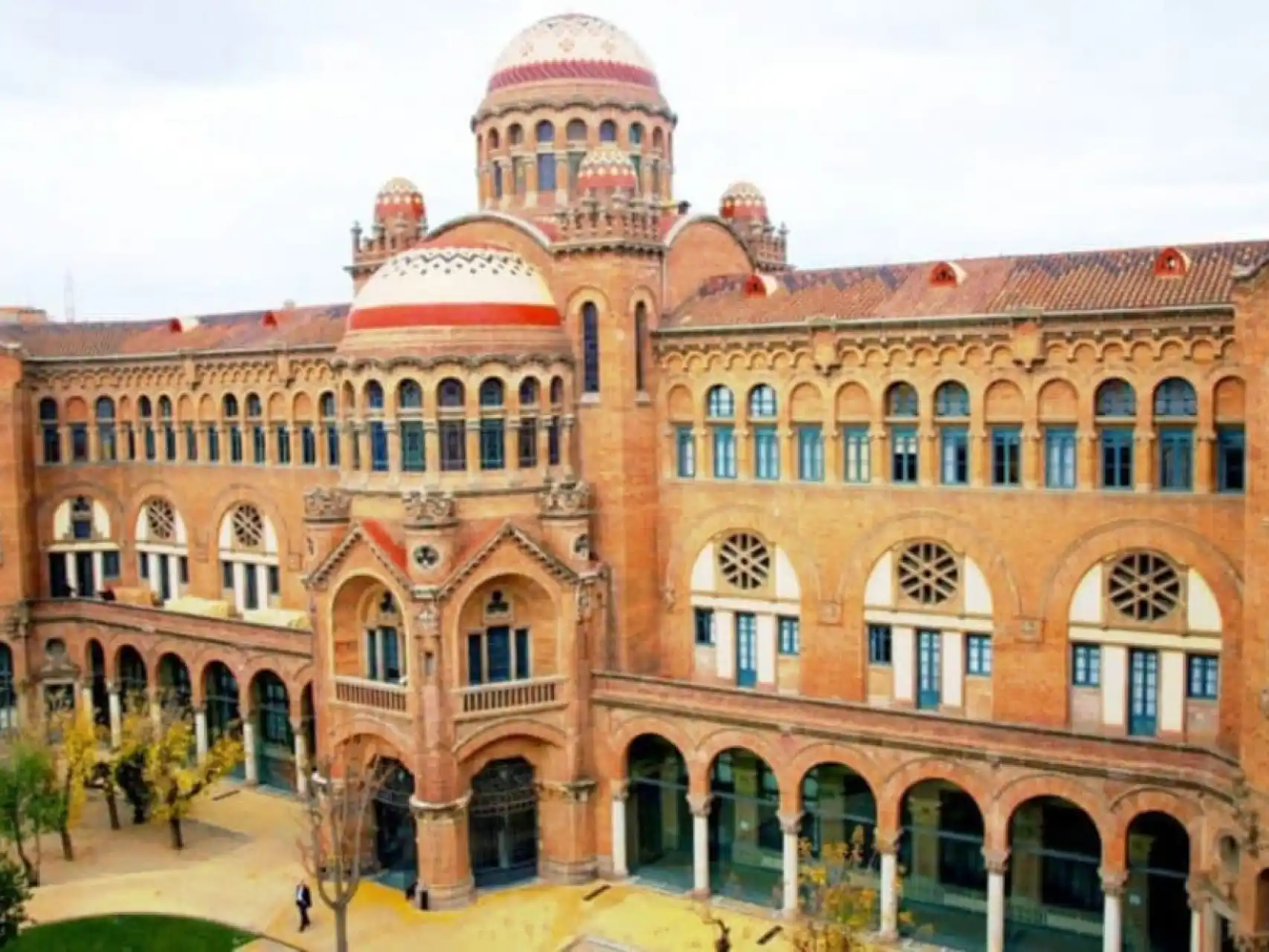 Edificio histórico con arquitectura modernista que alberga uno de los espacios universitarios más emblemáticos de Cataluña. Destaca por su diseño único con arcos, cúpulas y detalles ornamentales, símbolo de la riqueza cultural y educativa de la región. Un lugar ideal para el aprendizaje y la investigación, que combina tradición arquitectónica con excelencia académica.