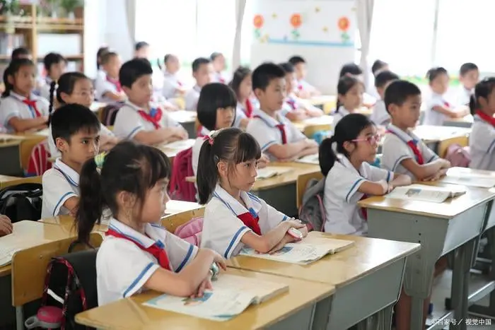 Aula en una escuela primaria en China, con estudiantes uniformados atentos durante la clase. El ambiente refleja disciplina, enfoque en el aprendizaje y valores educativos fundamentales. Ideal para destacar la importancia de la educación básica y su papel en el desarrollo de habilidades académicas y sociales. Ejemplo de compromiso educativo en un entorno organizado y participativo.