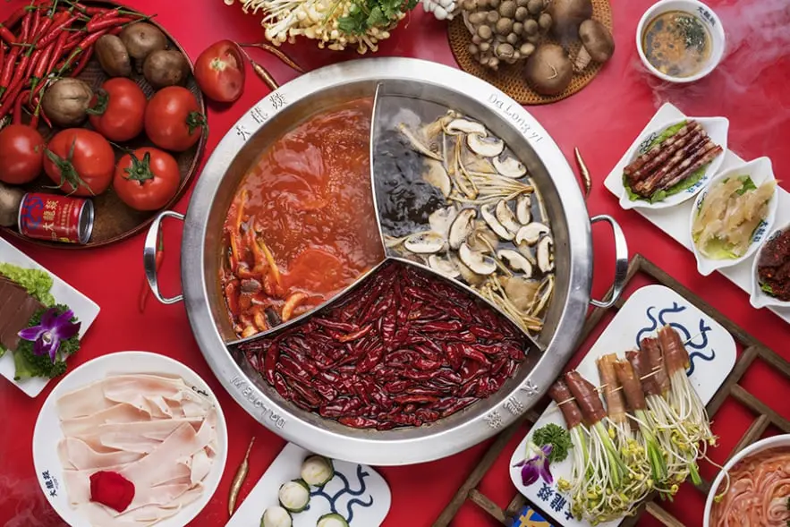 El hot pot chino, una experiencia gastronómica única, combina caldos con diferentes niveles de picante y una variedad de ingredientes frescos como carnes, hongos y vegetales. Perfecto para compartir, este plato tradicional simboliza la unión y el disfrute en la mesa, destacando la riqueza de los sabores auténticos de la cocina de Sichuan.