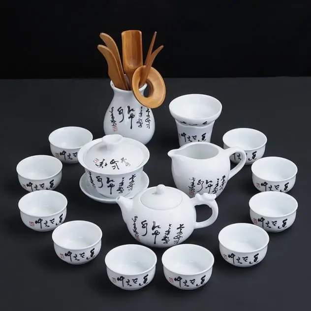 Juego de té chino de porcelana blanca decorado con caligrafía tradicional. Incluye tazas, tetera, utensilios de bambú y accesorios elegantes, ideal para ceremonias del té y momentos especiales. Diseñado con materiales de alta calidad para garantizar durabilidad y estilo. Perfecto para regalar o disfrutar de la cultura del té con un toque auténtico y sofisticado.