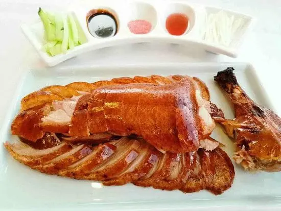 El Pato Pekín, ícono de la gastronomía china, se presenta con su piel crujiente y carne jugosa, acompañado de crepes, salsa hoisin y finos vegetales como pepino y cebolla. Este exquisito plato, originario de Beijing, combina tradición y elegancia, ofreciendo una experiencia culinaria única que deleita a los paladares más exigentes.