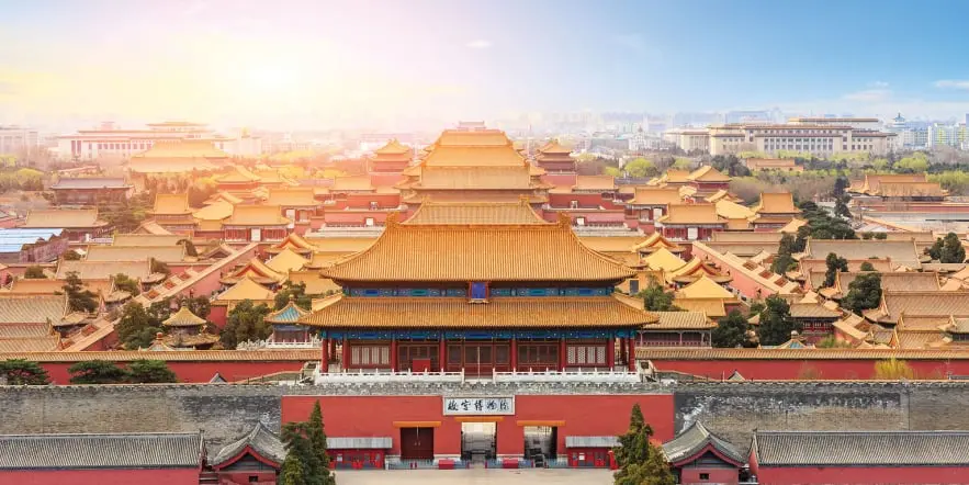 La Ciudad Prohibida de Beijing, un majestuoso complejo arquitectónico imperial con techos dorados y diseño tradicional chino. Patrimonio de la Humanidad, destaca por su historia, cultura y diseño armonioso. Perfecta para explorar la grandeza de la dinastía Ming y Qing. Un destino turístico imprescindible que combina belleza arquitectónica y valor histórico en el corazón de China.