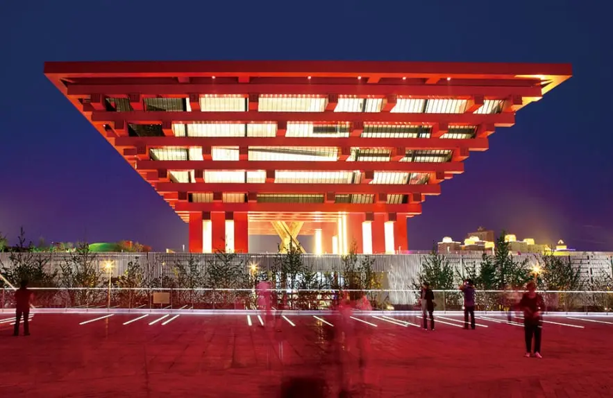 Pabellón de China en la Expo de Shanghái, un icónico edificio moderno con diseño arquitectónico inspirado en el dougong tradicional chino. Destaca por su vibrante color rojo y su iluminación nocturna, simbolizando fuerza y cultura. Un emblema de la innovación y la tradición china, ideal para explorar la fusión de modernidad y patrimonio en una de las ciudades más dinámicas de China.