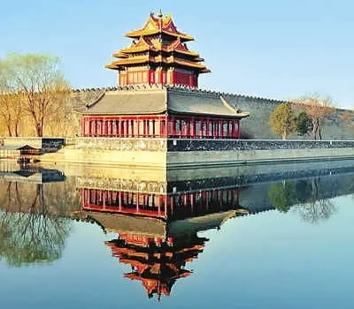 La imagen muestra un impresionante pabellón tradicional chino en la Ciudad Prohibida de Pekín, reflejándose en un lago tranquilo. Este icónico lugar, Patrimonio de la Humanidad por la UNESCO, combina historia, arquitectura y naturaleza. Ideal para amantes de la cultura y la fotografía, la Ciudad Prohibida es un destino esencial en China, representando siglos de historia imperial y legado cultural único.