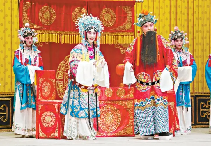 La imagen muestra una colorida representación de la Ópera de Pekín, un arte escénico tradicional de China. Los actores visten trajes elaborados y maquillajes distintivos, destacando detalles culturales únicos. Esta forma de teatro combina canto, danza y acrobacias, ofreciendo una experiencia cultural única para los turistas. La Ópera de Pekín es un símbolo icónico del patrimonio artístico chino.