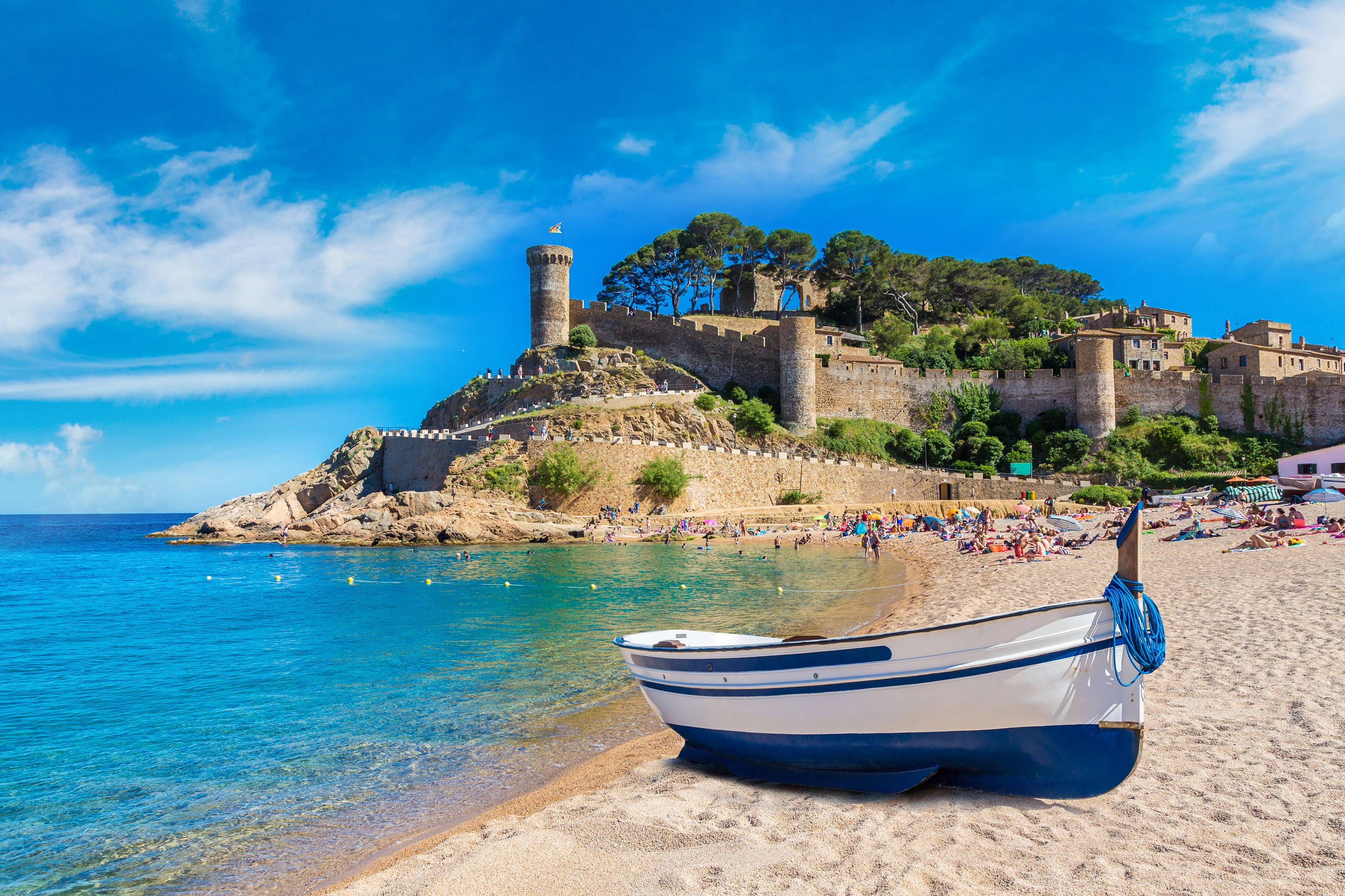  Impresionante vista de Tossa de Mar, en la Costa Brava, con su icónica muralla medieval y una playa vibrante. Un paraíso turístico con aguas cristalinas, arena dorada y encanto histórico. Ideal para blogs de viajes, turismo costero, vacaciones familiares y escapadas culturales en Girona, Cataluña.