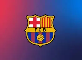 La imagen muestra el escudo oficial del Fútbol Club Barcelona, un destacado equipo de La Liga española, reconocido mundialmente. El escudo combina los colores azul y grana, una cruz de San Jorge, la bandera de Cataluña y un balón de fútbol en la base, reflejando su rica historia y tradición futbolística. Es un símbolo icónico del deporte y la cultura catalana.