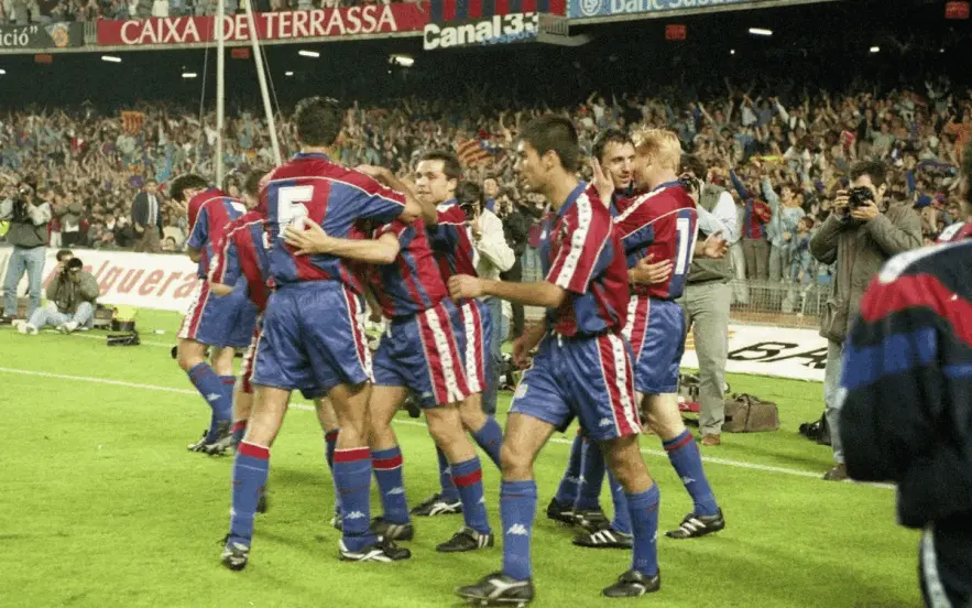 Momento de euforia en un partido histórico del FC Barcelona, con jugadores celebrando en el campo frente a una afición entregada en el Camp Nou. Imagen que refleja la pasión y el espíritu competitivo del equipo en una etapa icónica. Perfecta para contenidos sobre la historia del Barça, partidos memorables y su legado en el fútbol mundial.