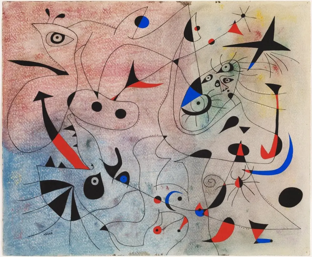 La imagen muestra una obra de arte que parece ser de Joan Miró, un famoso artista surrealista conocido por su estilo abstracto y colorido. La obra presenta una serie de formas y líneas abstractas que se entrelazan y se superponen en un fondo de colores suaves, predominantemente tonos de azul y rosa.  Las formas en la pintura incluyen curvas, espirales, puntos y figuras geométricas, muchas de las cuales están coloreadas en negro, rojo, y azul. Hay varios elementos que parecen tener ojos y otras características faciales, lo que es típico del estilo de Miró. Las líneas negras finas conectan varias de estas formas, creando una sensación de movimiento y flujo a lo largo de la obra.  El fondo de la pintura está texturizado con un efecto de pulverización o salpicaduras, que añade profundidad y complejidad al conjunto. La composición general es dinámica y llena de energía, con un equilibrio entre los colores vibrantes y las formas orgánicas y geométricas.  Esta descripción resalta el estilo característico de Joan Miró, conocido por sus representaciones abstractas y su uso audaz del color.