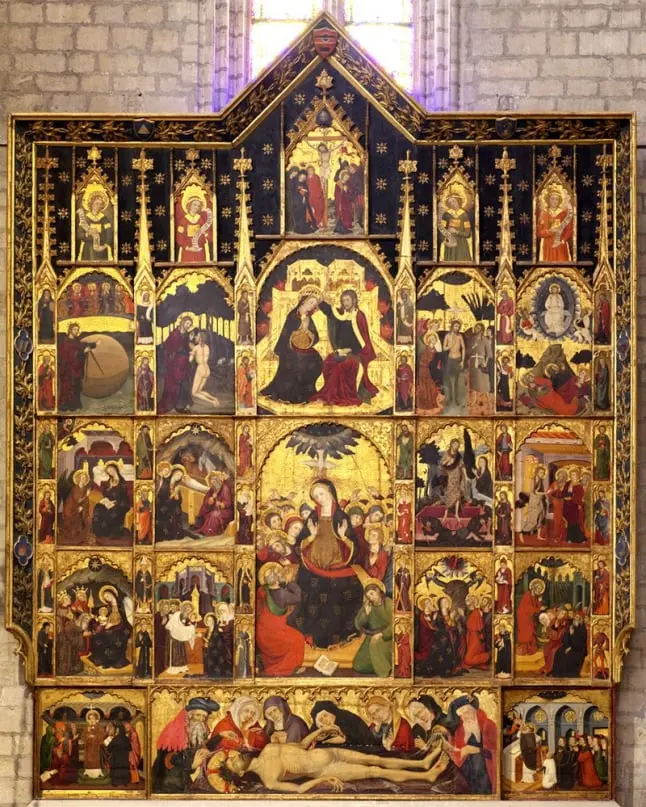 La imagen muestra el exterEl retablo gótico de la Basílica de Santa María de Manresa es una obra maestra de arte medieval, compuesto por múltiples paneles que narran episodios bíblicos como la Coronación de la Virgen, la Crucifixión y el Entierro de Cristo. Destaca por sus ricos detalles en oro, colores vivos y trazos expresivos, que transmiten solemnidad y devoción. Su diseño arquitectónico, con tracerías góticas y escenas jerarquizadas, lo convierte en un símbolo del esplendor religioso y artístico del gótico tardío en Cataluña.ior del Museo Dalí, ubicado en Figueres, España. Este edificio es conocido por su arquitectura única y surrealista, que refleja el estilo del famoso artista Salvador Dalí.  El museo tiene una fachada de color rojo oscuro adornada con una serie de figuras doradas pequeñas que sobresalen de las paredes. En la parte superior del edificio hay grandes huevos blancos colocados a intervalos regulares, lo que le da un aspecto distintivo e inusual. Estos elementos son característicos del estilo excéntrico y creativo de Dalí.  También se pueden ver árboles altos y delgados, probablemente cipreses, alineados frente al museo, añadiendo un elemento de verdor al entorno urbano. A lo largo de la calle, hay varias personas caminando y coches estacionados, lo que sugiere que es una zona concurrida y popular entre los visitantes.  En la esquina derecha de la imagen, hay una sección del edificio con una firma grande de Salvador Dalí, que refuerza la identidad del museo. El cielo está despejado y azul, lo que indica que es un día soleado.  En conjunto, la imagen captura la esencia surrealista del Museo Dalí, con sus elementos arquitectónicos distintivos y su ambiente artístico vibrante.