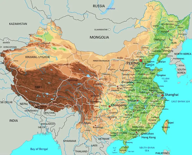 ste mapa físico de China muestra en detalle la variada geografía del país, destacando sus diferentes regiones y características topográficas. En la imagen se aprecian áreas montañosas como el Tíbet y Xinjiang, las planicies del este, y las zonas desérticas del noroeste. Además, se señalan ciudades importantes como Beijing (Pekín), Shanghai, Chongqing, y Guangzhou, lo cual proporciona una visión clara de la distribución geográfica de las principales urbes. También se muestra la ubicación de países vecinos como Rusia, India, y Mongolia. Ideal para entender la diversidad geográfica de China, desde sus elevadas cordilleras hasta sus fértiles planicies costeras.